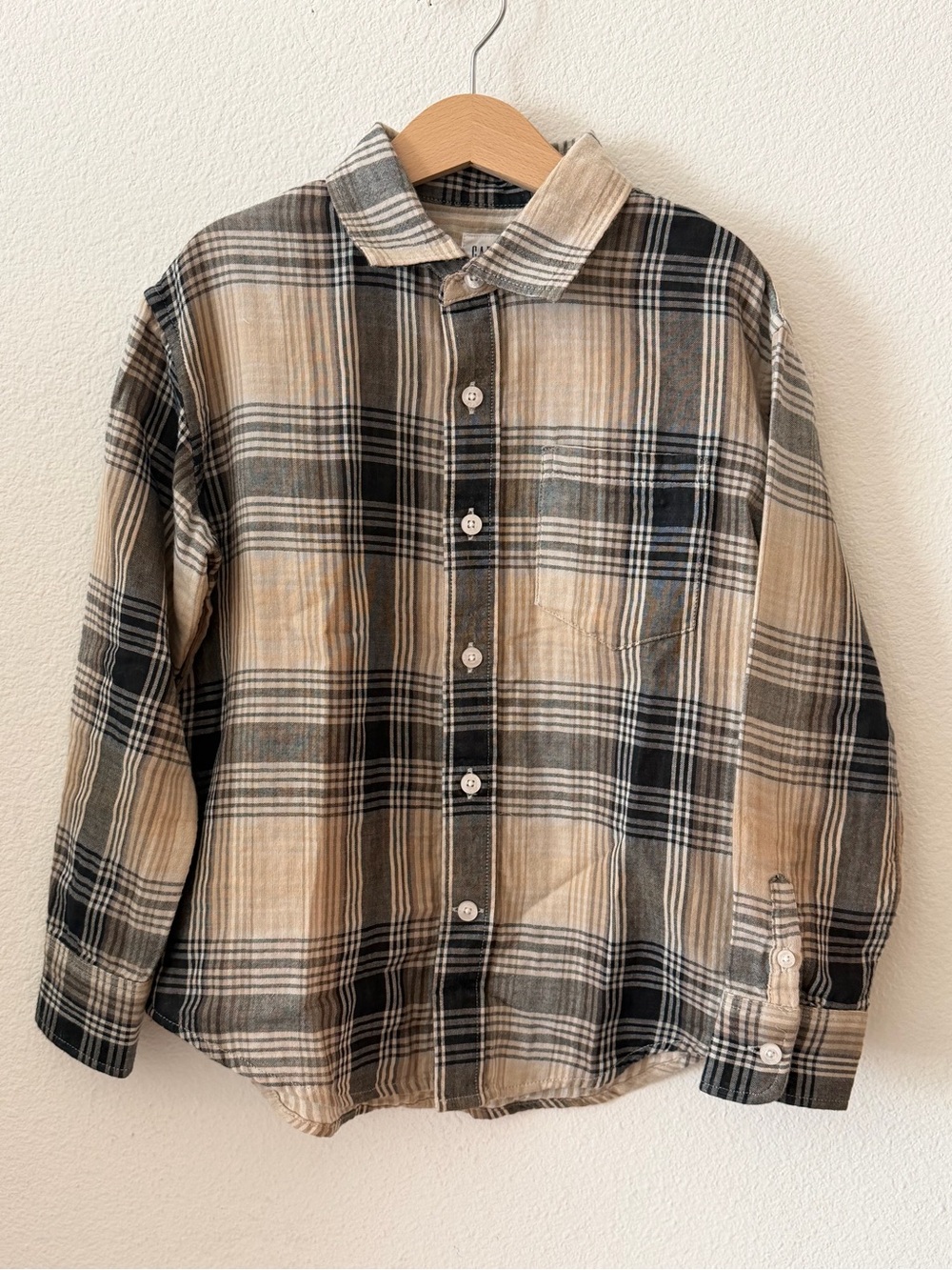 GAP Plaid Button-Down Shirt in Beige & Black